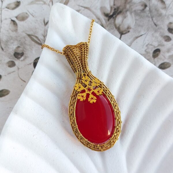 wisior z czerwonym kamieniem jadeitem, ze złotą gwiazdką, płatkiem śniegu, w oprawie z pozłacanej stali, wire wrapping