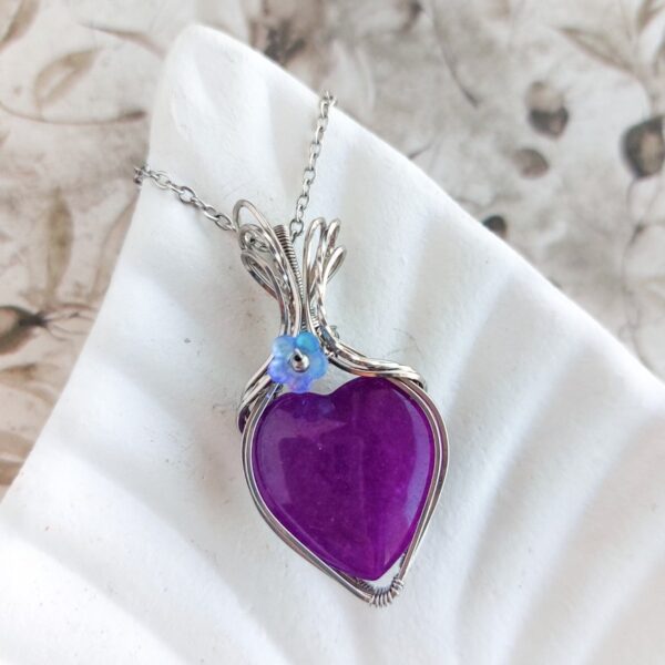 wisiorek serce z fioletowym jadeitem, srebrna stal chirurgiczna, biżuteria wire wrapping