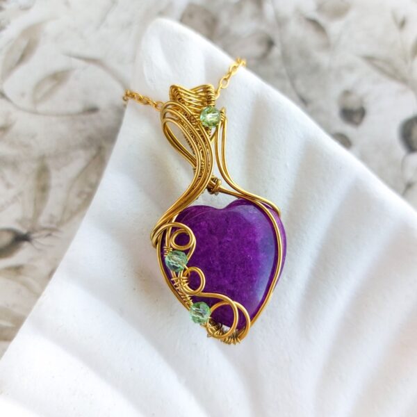 wisiorek serce z fioletowym kamieniem jadeitem, złota stal chirurgiczna, biżuteria wire wrapping