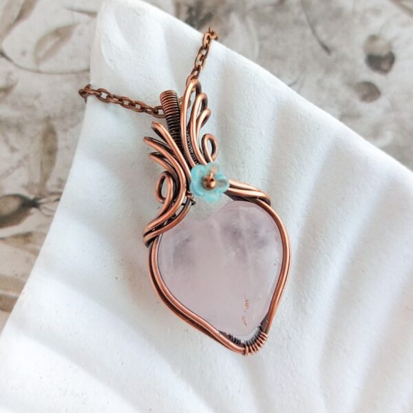 wisiorek serce z kwarcem różowym, miedziany, biżuteria wire wrapping