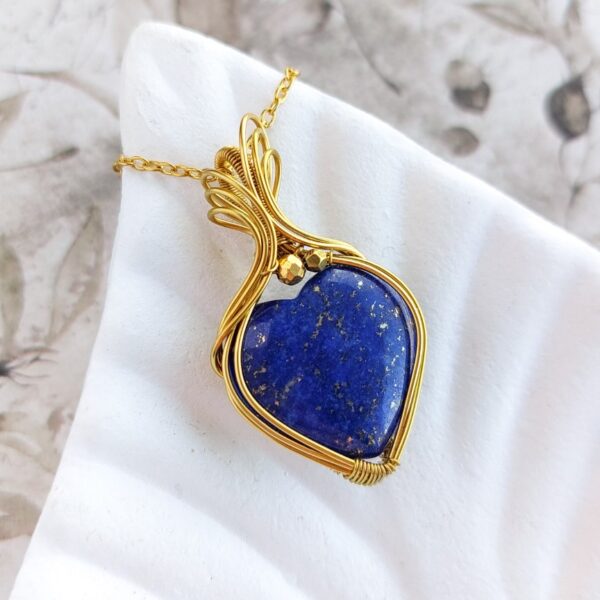 wisiorek serce z niebieskim lapis lazuli, złota stal chirurgiczna, biżuteria wire wrapping