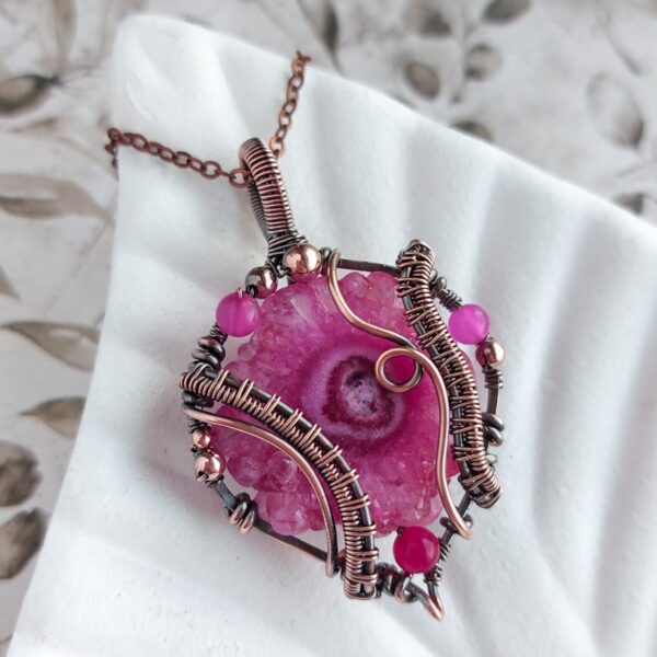 Naszyjnik z kolorowym kamieniem, różowy kwarc, fuksja, oprawiony miedzianym patynowanym drutem, wisior wire wrapping