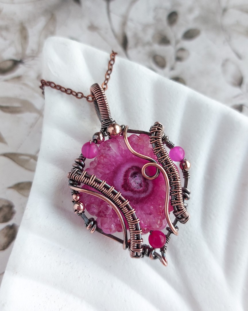 Naszyjnik z kolorowym kamieniem, różowy kwarc, fuksja, oprawiony miedzianym patynowanym drutem, wisior wire wrapping