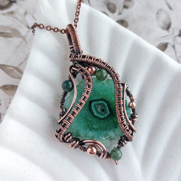 Naszyjnik z kolorowym kamieniem, zielony kwarc, oprawiony miedzianym patynowanym drutem, wisior wire wrapping