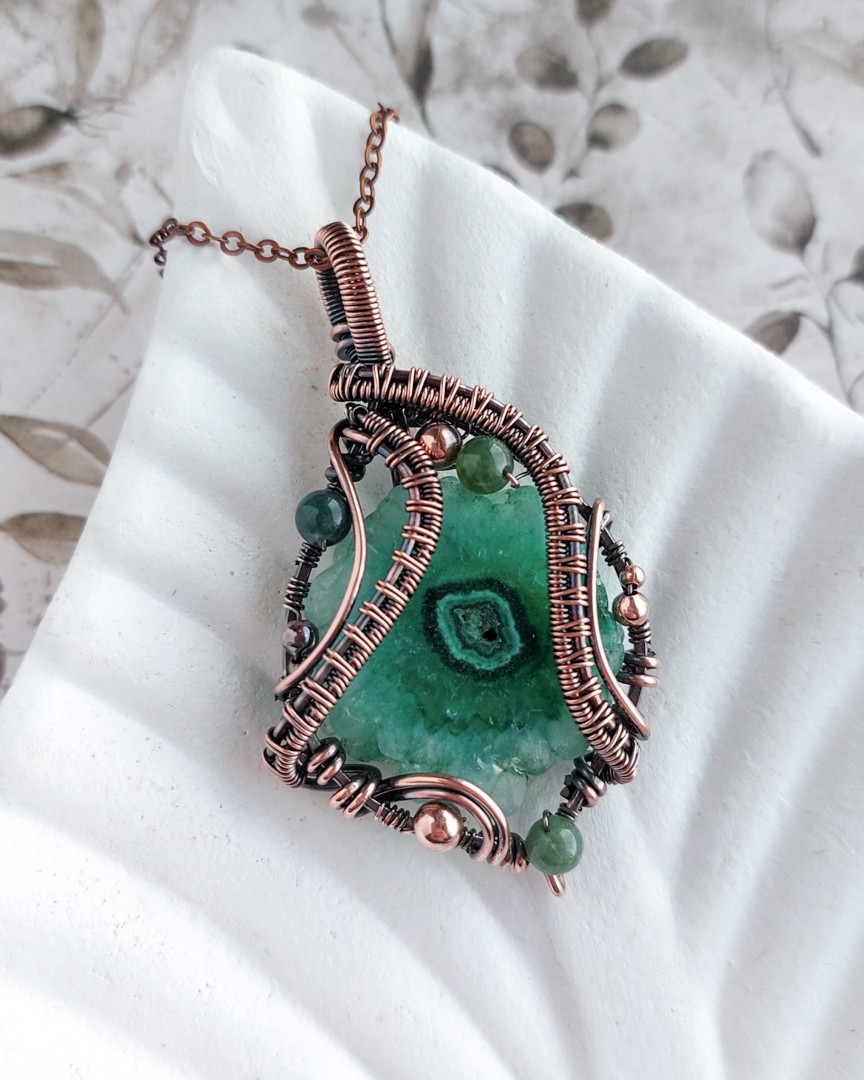 Naszyjnik z kolorowym kamieniem, zielony kwarc, oprawiony miedzianym patynowanym drutem, wisior wire wrapping