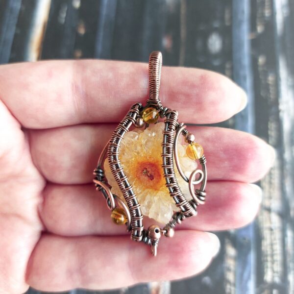 Naszyjnik z kolorowym kamieniem, żółty kwarc, oprawiony miedzianym patynowanym drutem, wisior wire wrapping