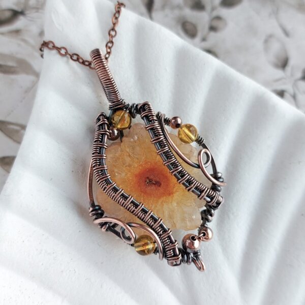 Naszyjnik z kolorowym kamieniem, żółty kwarc, oprawiony miedzianym patynowanym drutem, wisior wire wrapping