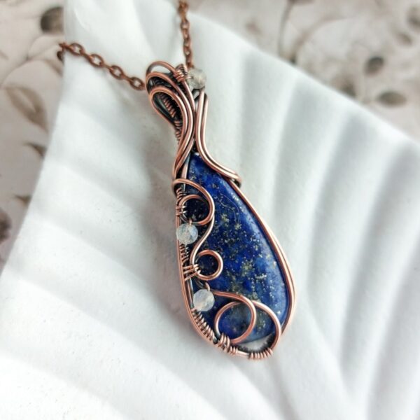 Wisior z kamieniem naturalnym, lapis lazuli, niebieski, oprawiony miedzianym, patynowanym drutem techniką wire-wrapping