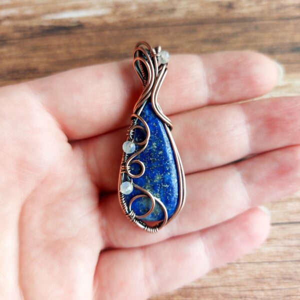 Wisior z kamieniem naturalnym, lapis lazuli, niebieski, oprawiony miedzianym, patynowanym drutem techniką wire-wrapping