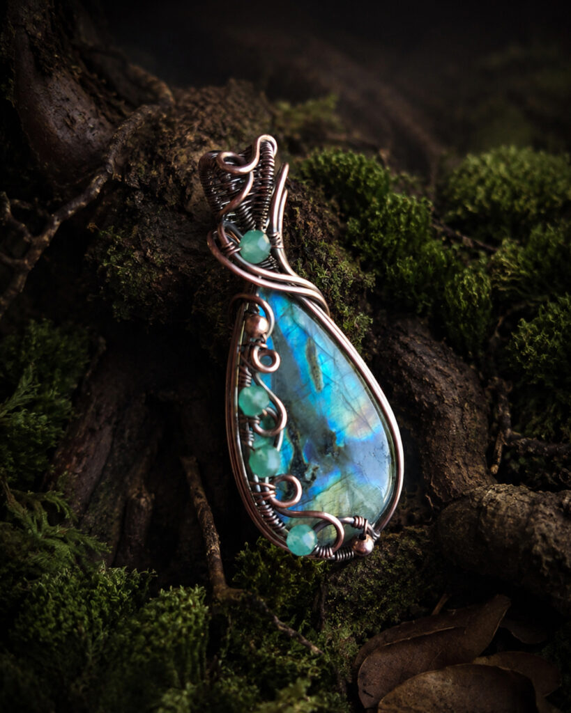 Wisior labradoryt w kształcie kropli, miedziana biżuteria wire wrapping